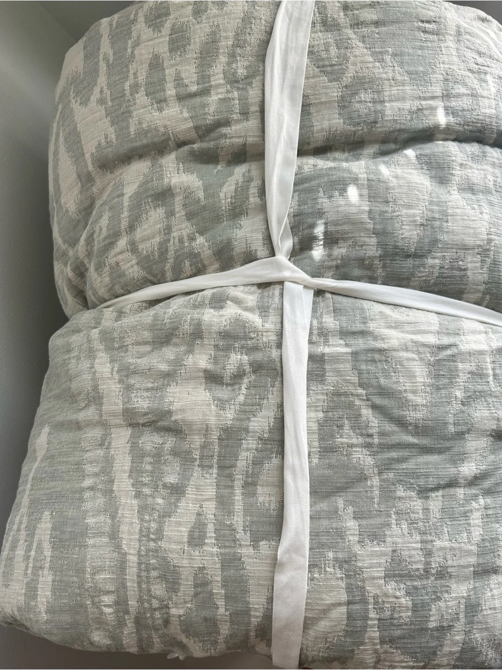 NEW Pottery Barn Ikat Jacquard Comforter size King / Cal King